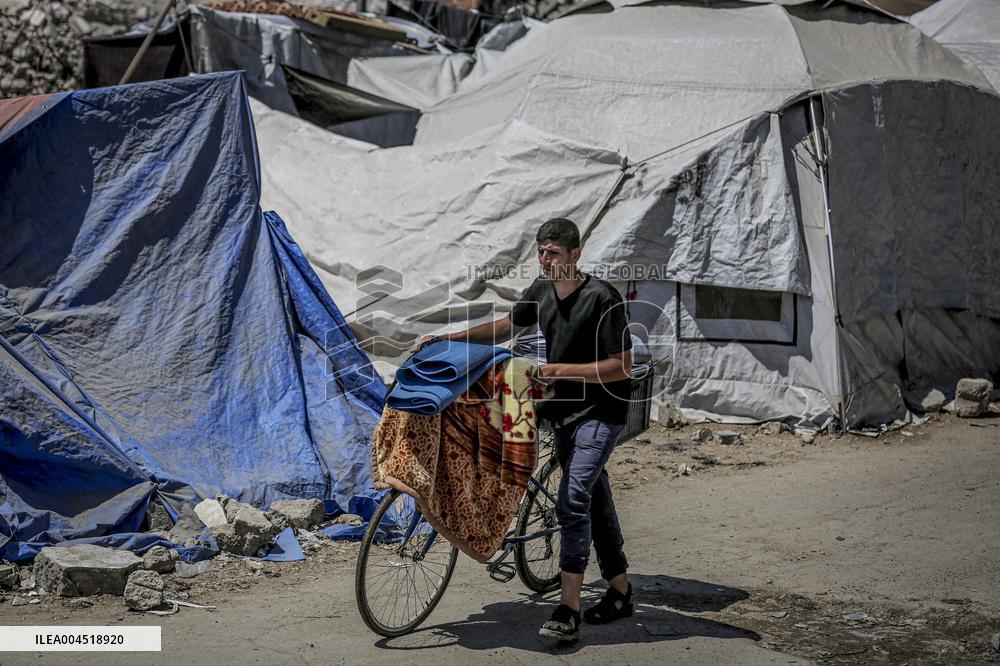 Palestinians Flee Jabalia