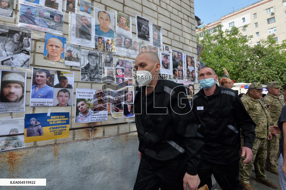 Ukrainian Prisoners Reach Home After Prisoner Swap - Kiev