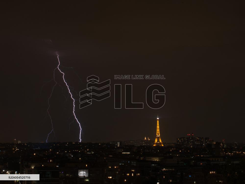 Lightning Strikes the Eiffel Tower - Paris