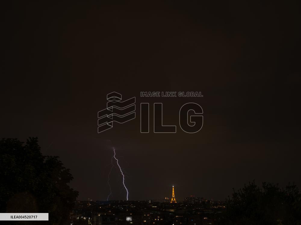 Lightning Strikes the Eiffel Tower - Paris