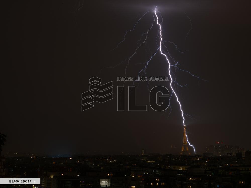 Lightning Strikes the Eiffel Tower - Paris