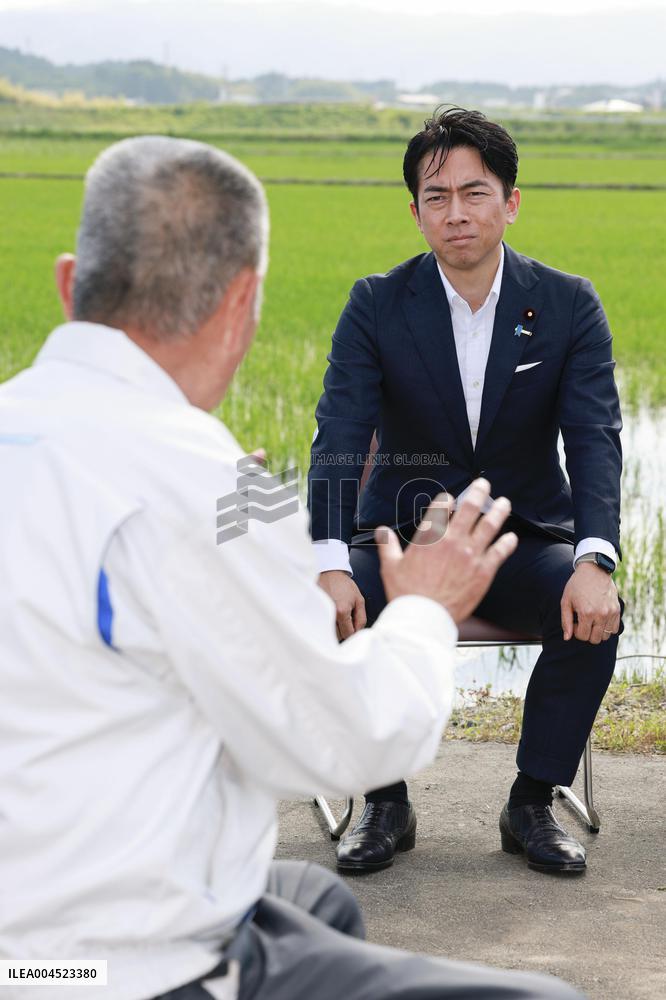 Farm minister Koizumi visits Fukushima Prefecture