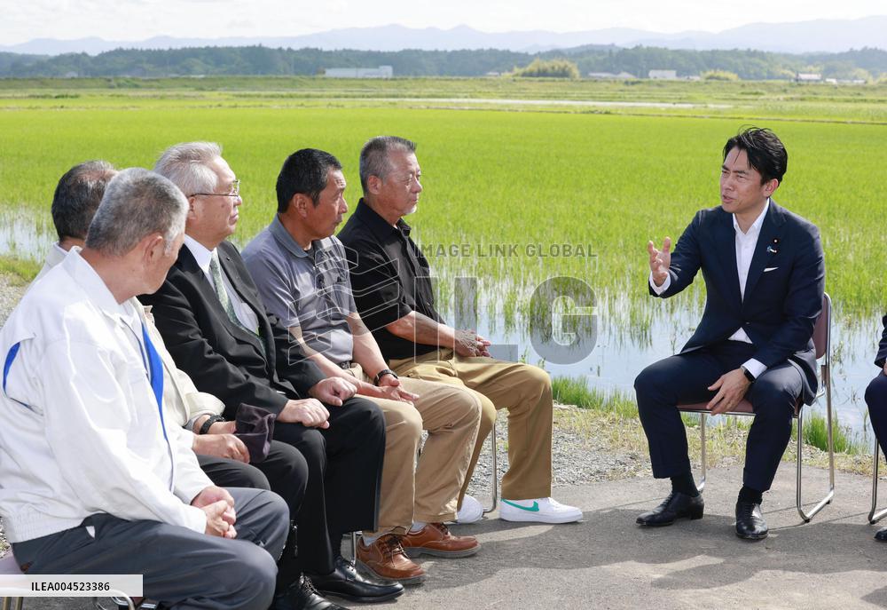 Farm minister Koizumi visits Fukushima Prefecture