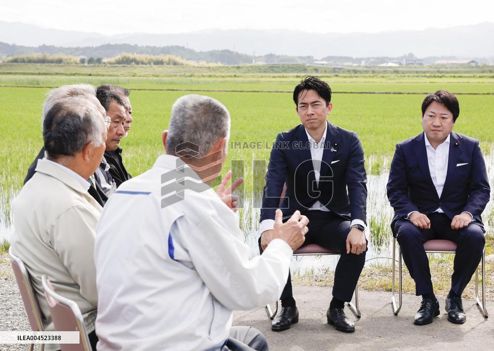 Farm minister Koizumi visits Fukushima Prefecture