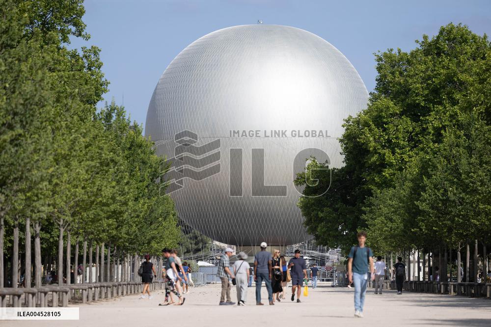 Installation of the Olympic cauldron at the Tuileries - Paris