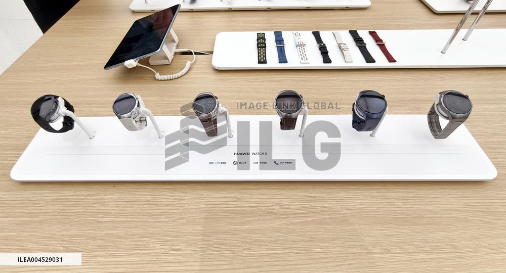 Huawei Largest Flagship Store in Shanghai