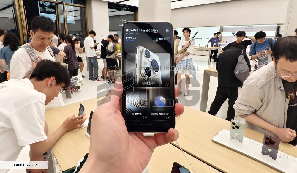 Huawei Largest Flagship Store in Shanghai