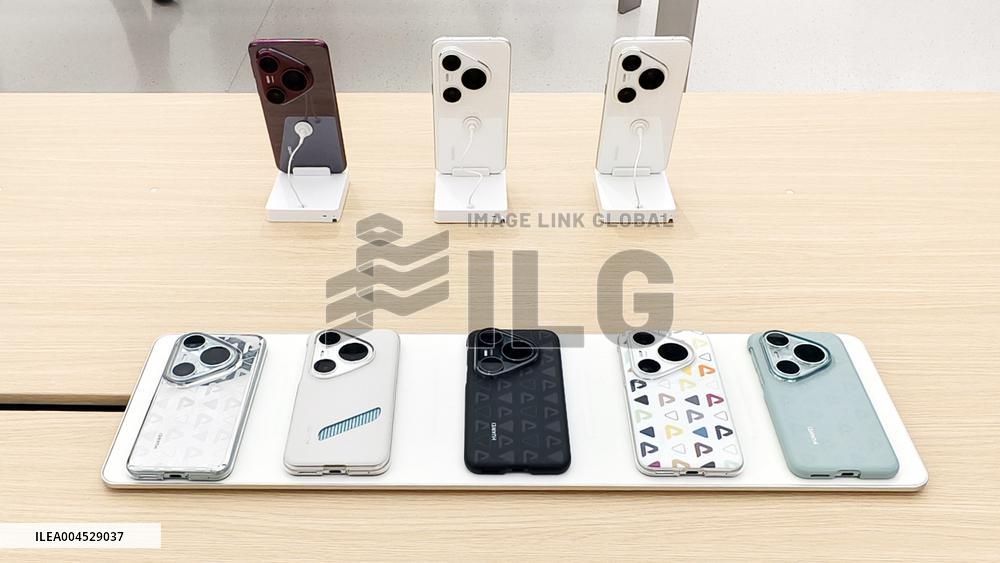 Huawei Largest Flagship Store in Shanghai