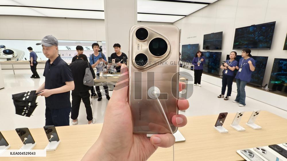 Huawei Largest Flagship Store in Shanghai