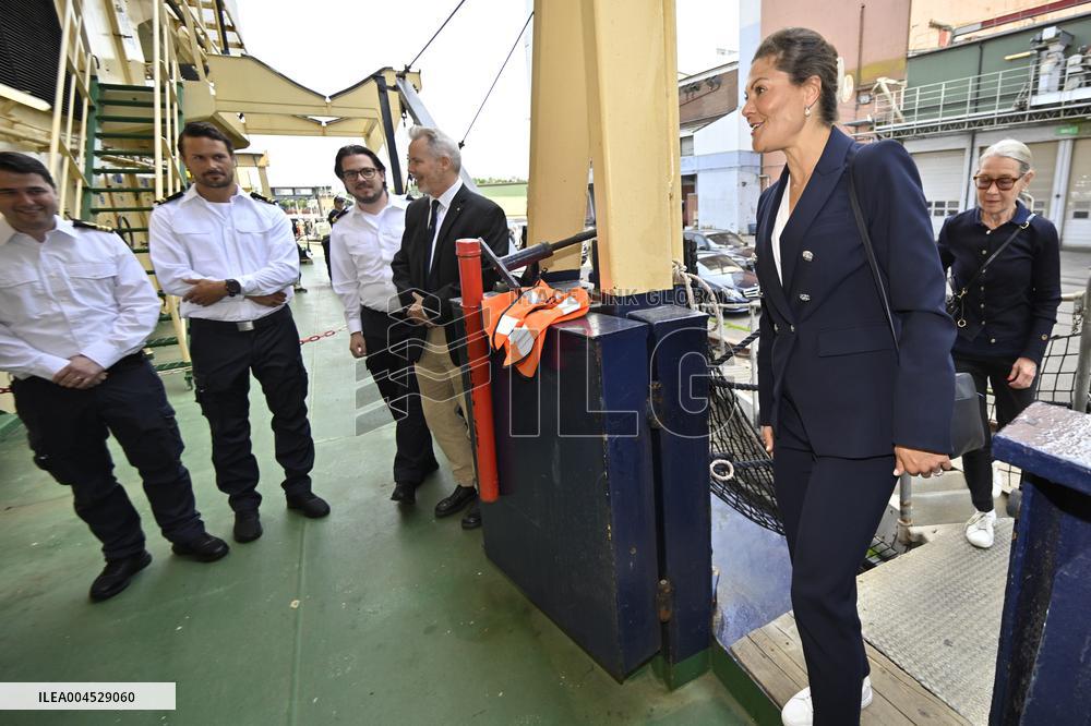 CROWN PRINCESS VICTORIA ICEBREAKER ODEN