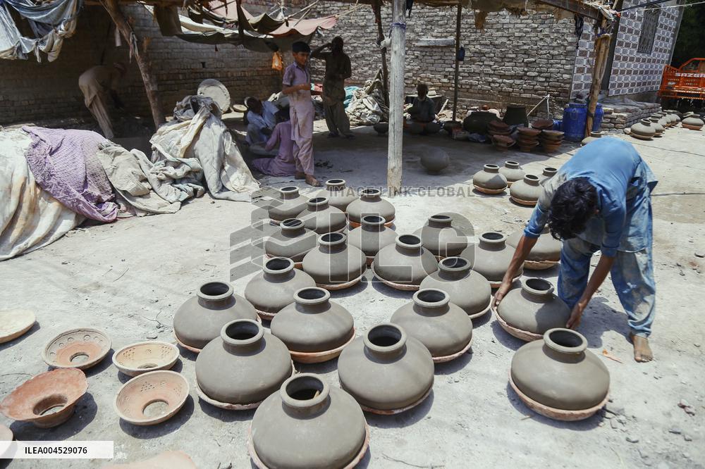 Hyderabad Potter at Work - Pakistan