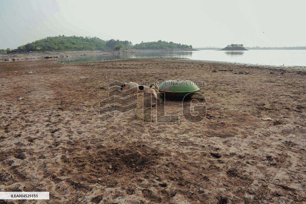 Pakistan Heat Strains Water Resources - Pakistan