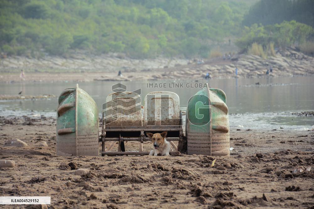 Pakistan Heat Strains Water Resources - Pakistan
