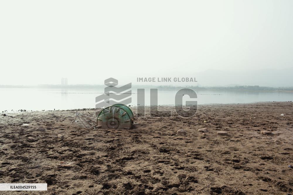 Pakistan Heat Strains Water Resources - Pakistan