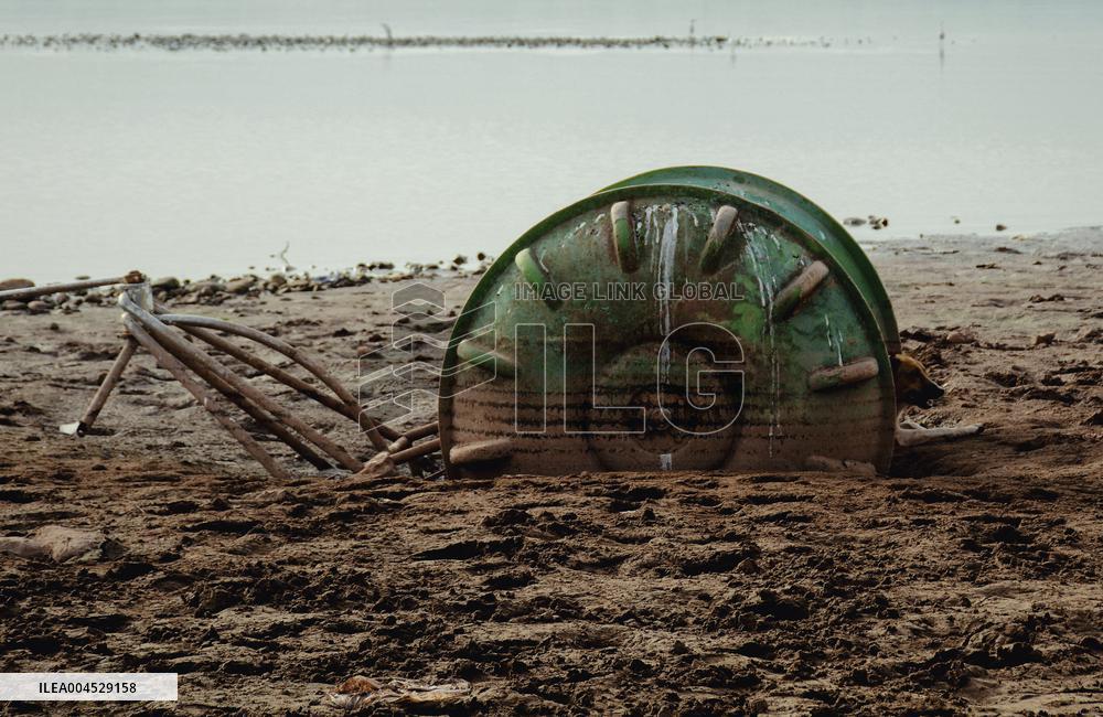 Pakistan Heat Strains Water Resources - Pakistan