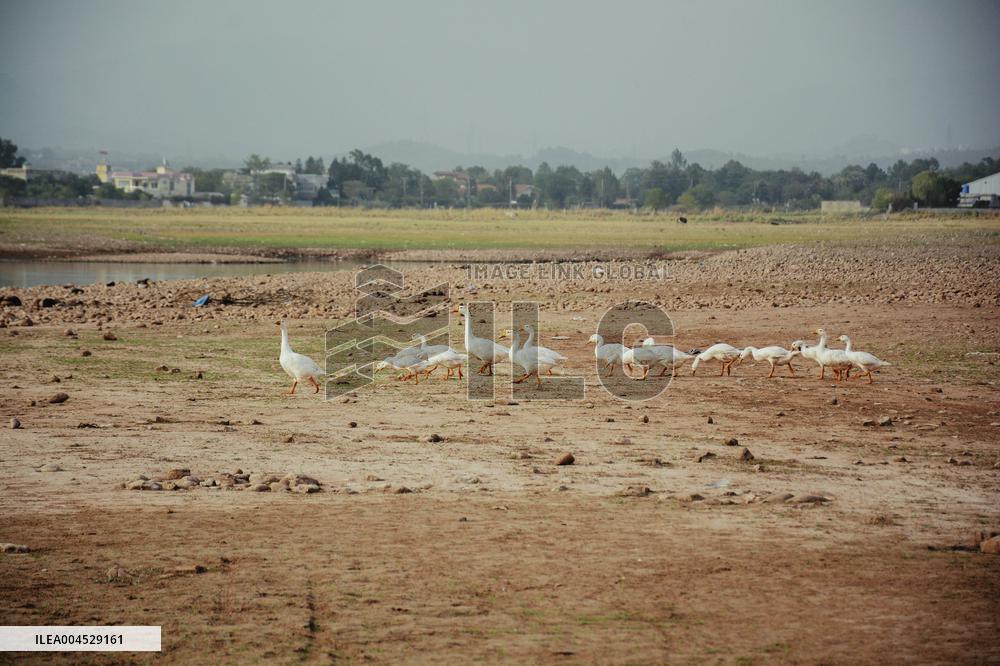 Pakistan Heat Strains Water Resources - Pakistan