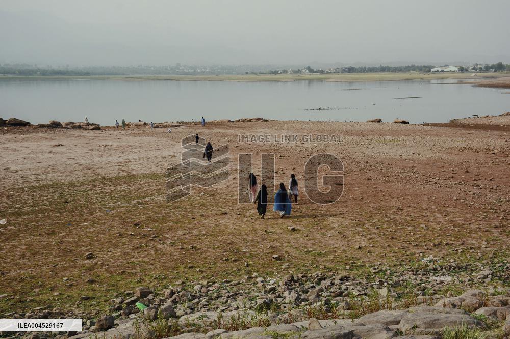 Pakistan Heat Strains Water Resources - Pakistan