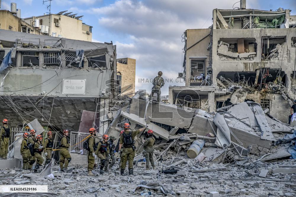 Iran Ballistic Missiles Attack on Israel - Tel Aviv