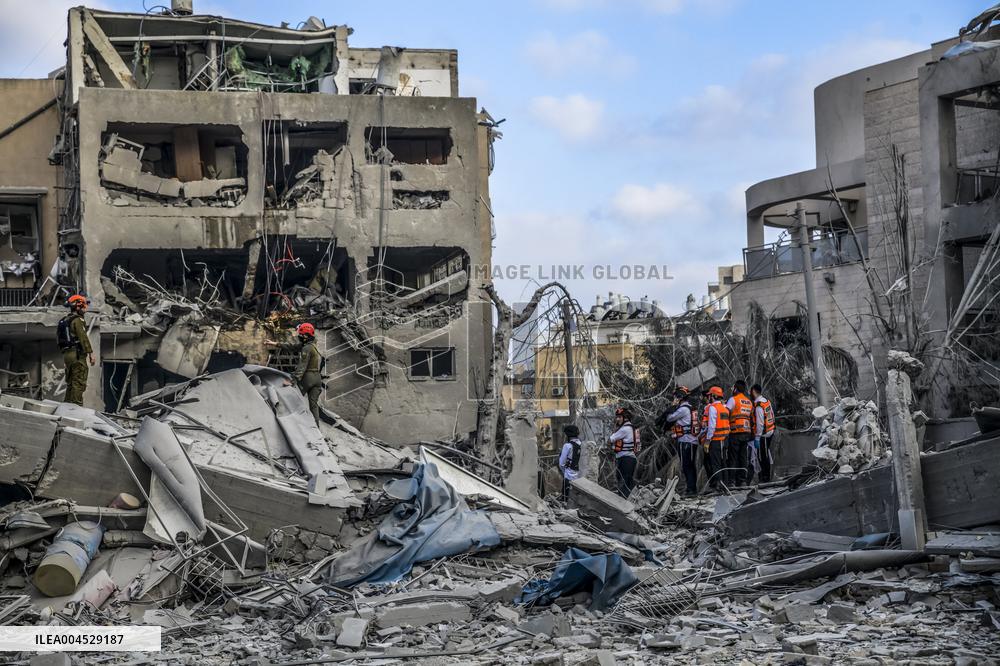 Iran Ballistic Missiles Attack on Israel - Tel Aviv