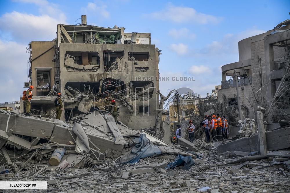 Iran Ballistic Missiles Attack on Israel - Tel Aviv