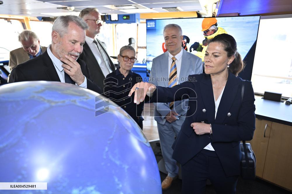CROWN PRINCESS VICTORIA ICEBREAKER ODEN