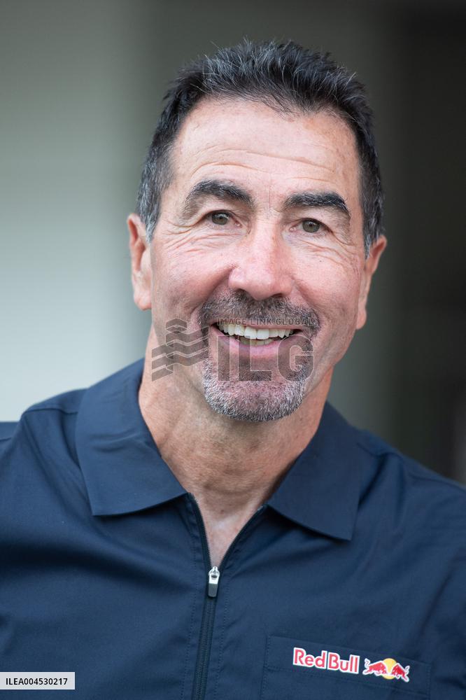 Dakar Chronicles Premiere