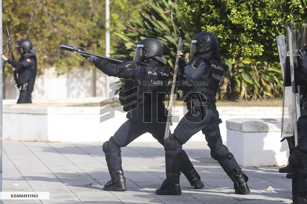 Metal Strike Disrupts Cadiz Roads and Commuter Trains - Spain
