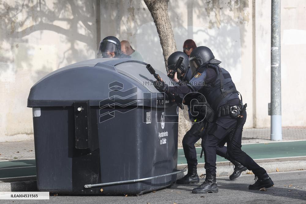 Metal Strike Disrupts Cadiz Roads and Commuter Trains - Spain