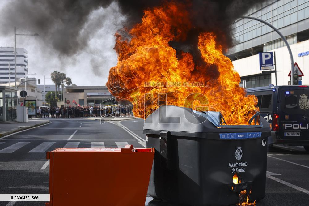 Metal Strike Disrupts Cadiz Roads and Commuter Trains - Spain