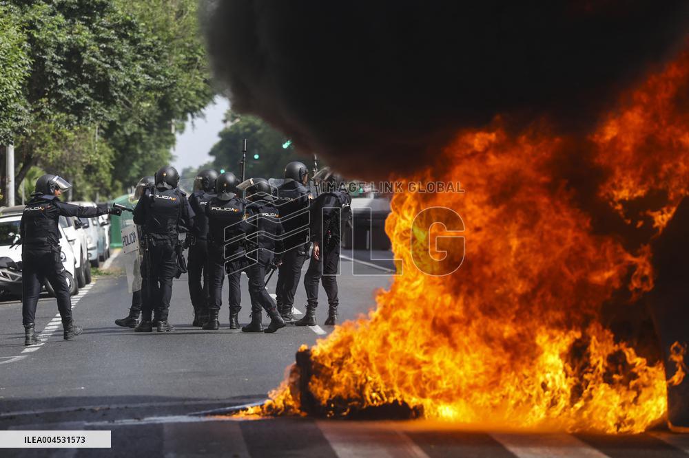 Metal Strike Disrupts Cadiz Roads and Commuter Trains - Spain