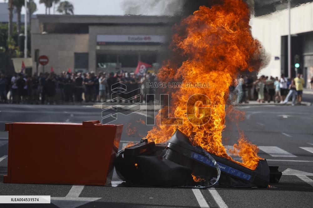 Metal Strike Disrupts Cadiz Roads and Commuter Trains - Spain