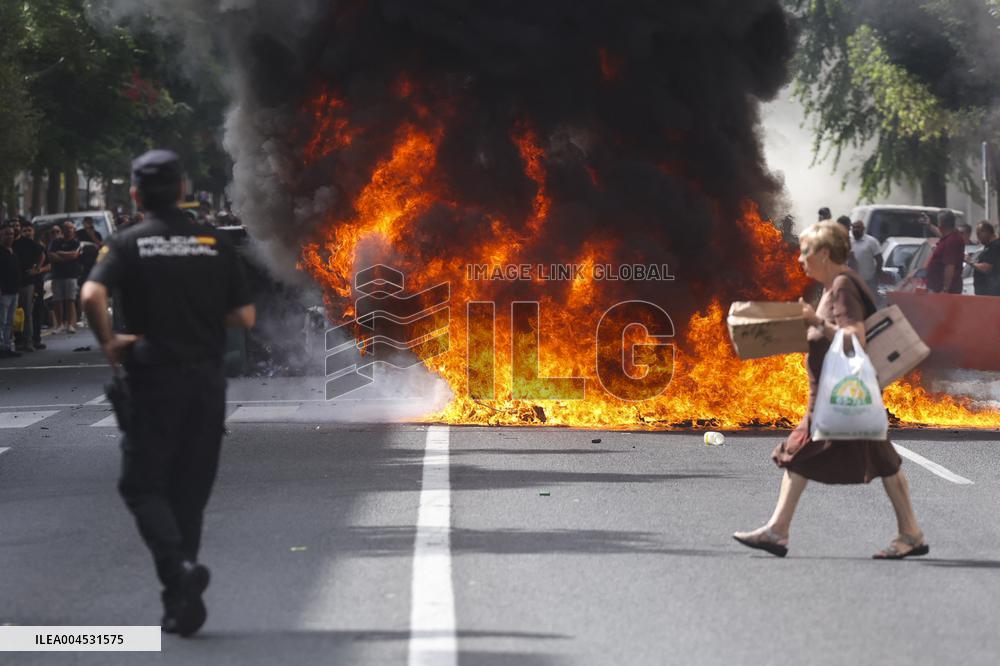 Metal Strike Disrupts Cadiz Roads and Commuter Trains - Spain