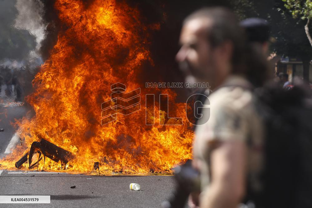 Metal Strike Disrupts Cadiz Roads and Commuter Trains - Spain