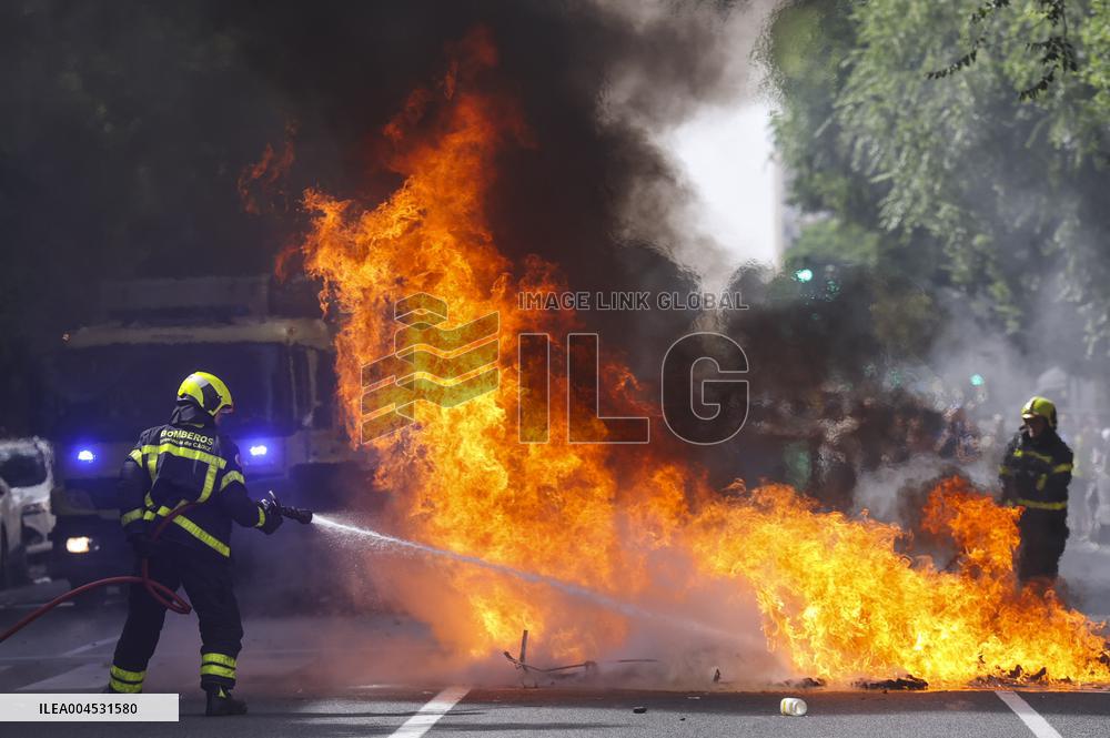 Metal Strike Disrupts Cadiz Roads and Commuter Trains - Spain