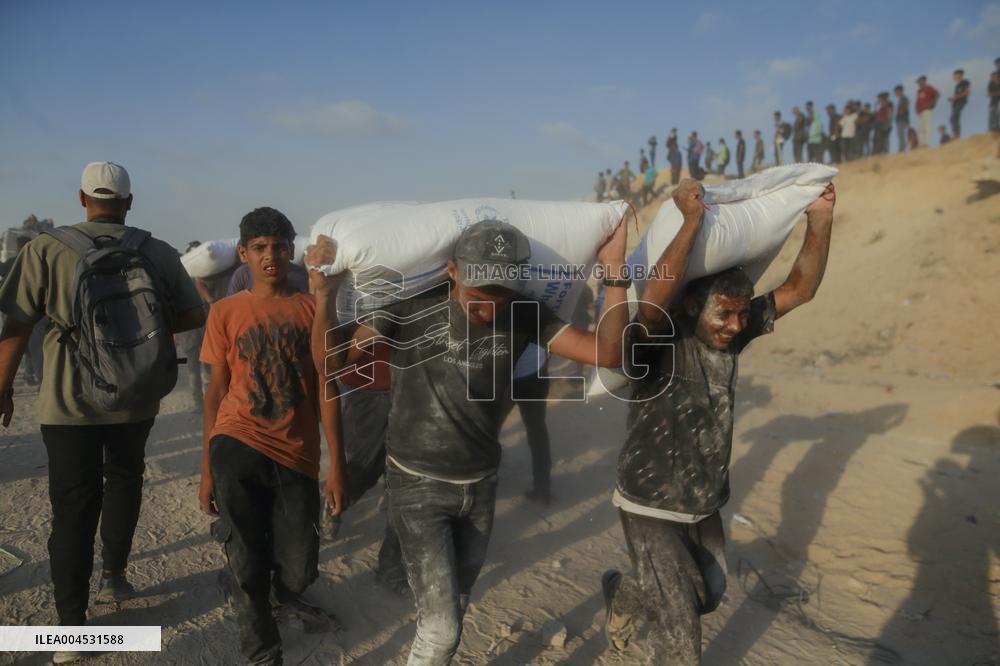 Flour Aid Reaches Gaza Residents