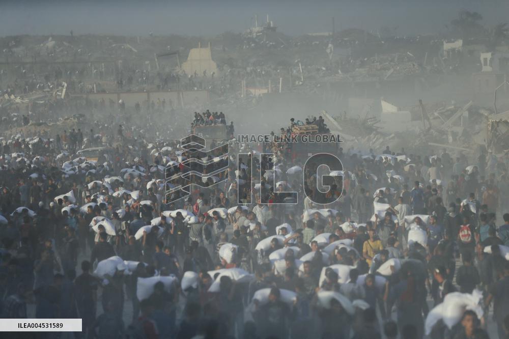 Flour Aid Reaches Gaza Residents