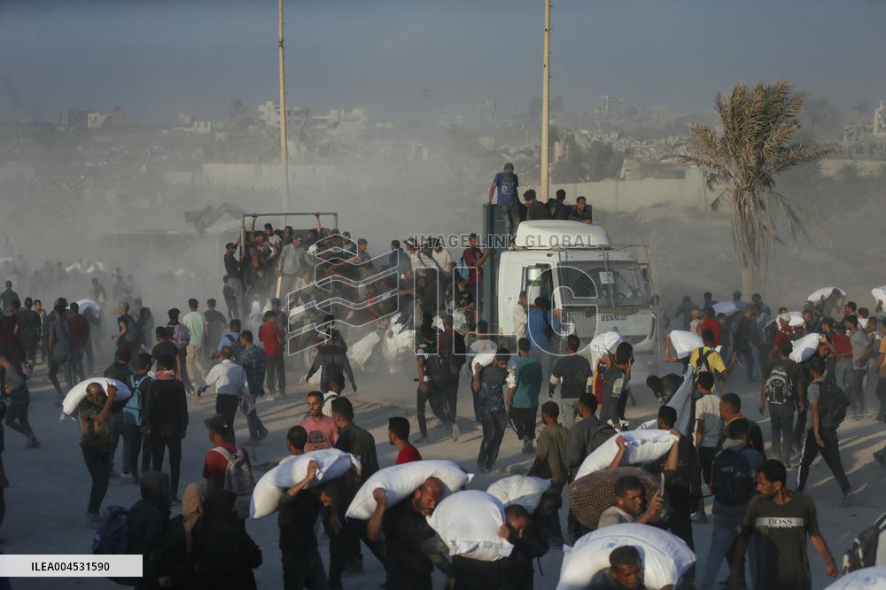 Flour Aid Reaches Gaza Residents