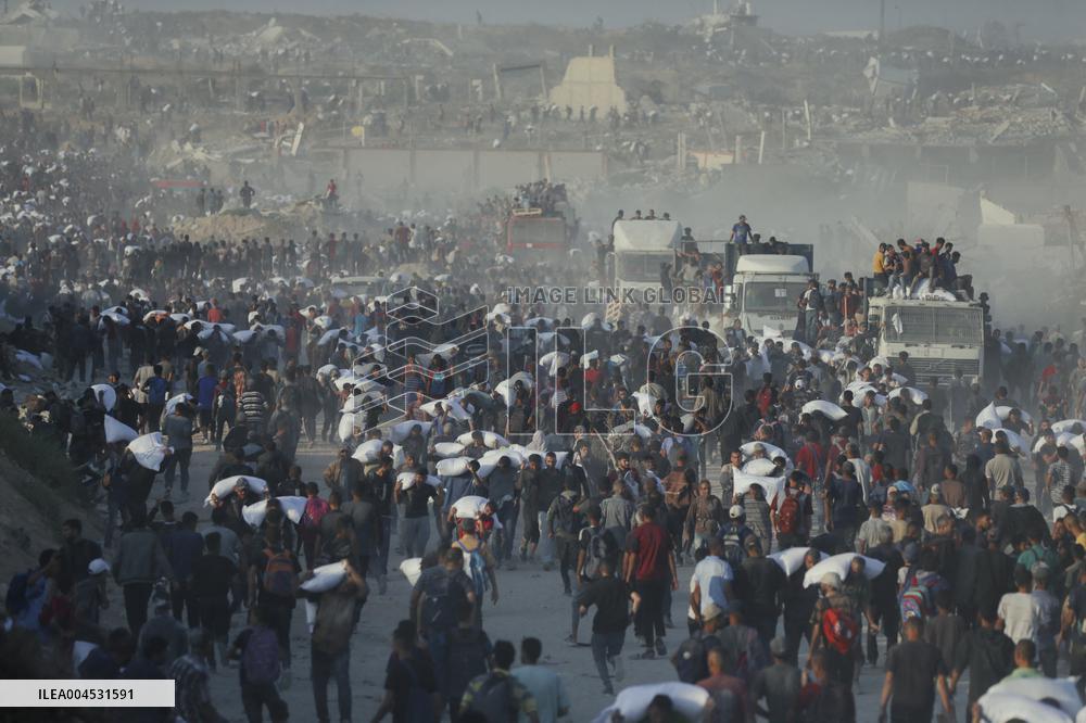 Flour Aid Reaches Gaza Residents