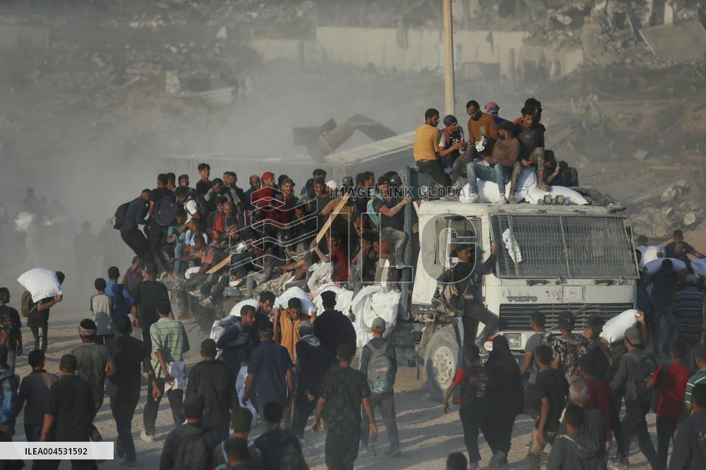 Flour Aid Reaches Gaza Residents