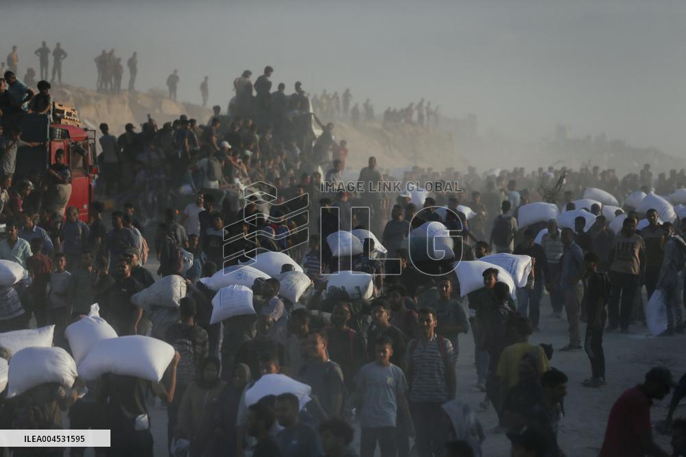 Flour Aid Reaches Gaza Residents