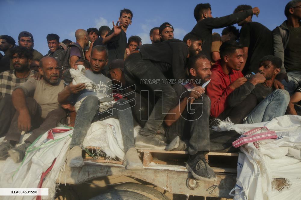 Flour Aid Reaches Gaza Residents