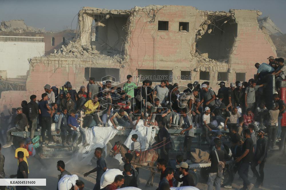 Flour Aid Reaches Gaza Residents