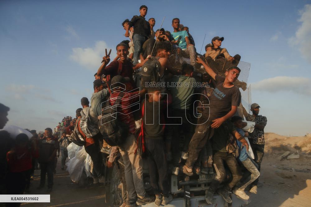 Flour Aid Reaches Gaza Residents