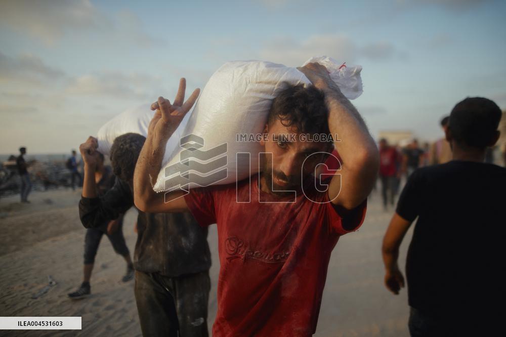 Flour Aid Reaches Gaza Residents