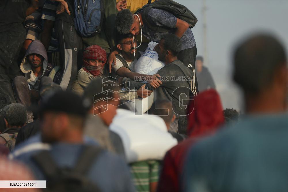 Flour Aid Reaches Gaza Residents