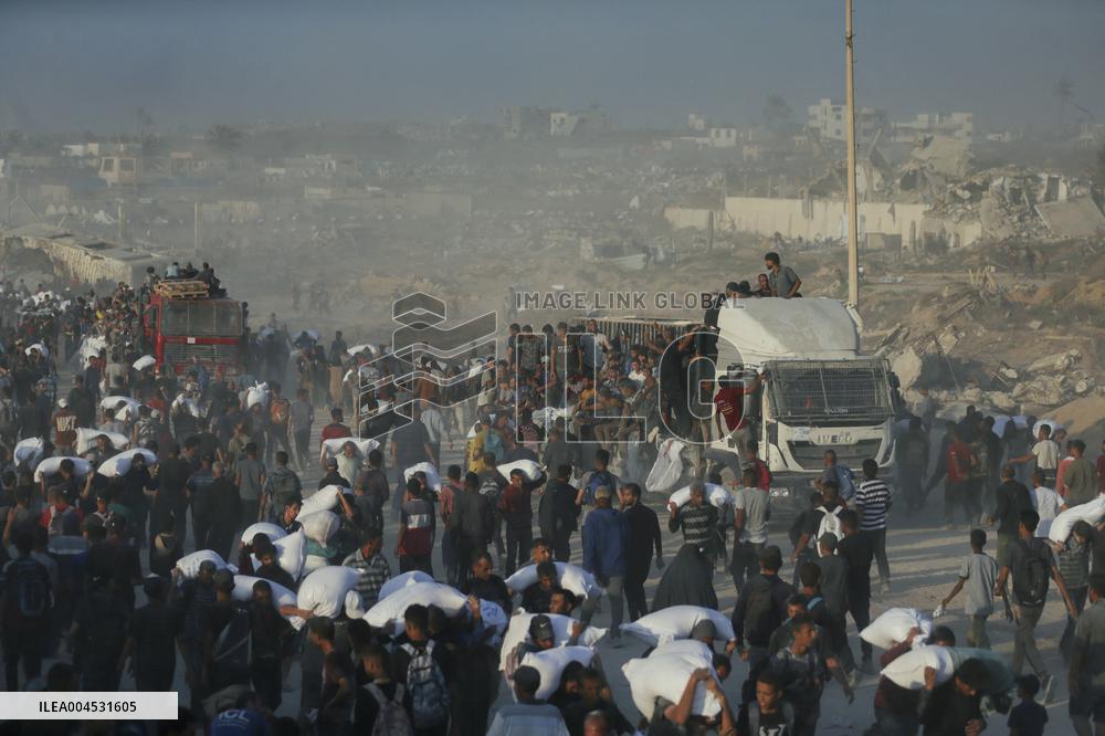 Flour Aid Reaches Gaza Residents