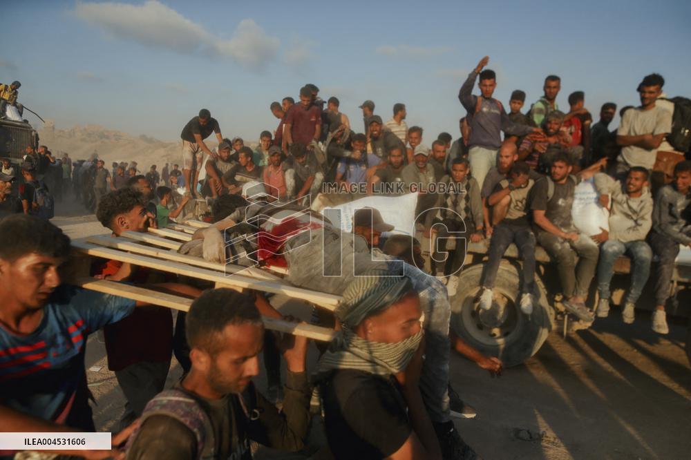 Flour Aid Reaches Gaza Residents