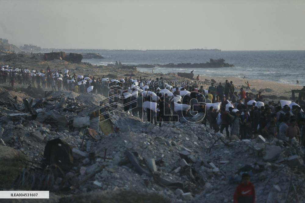 Flour Aid Reaches Gaza Residents
