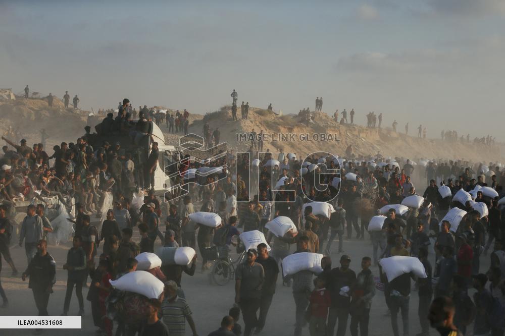 Flour Aid Reaches Gaza Residents