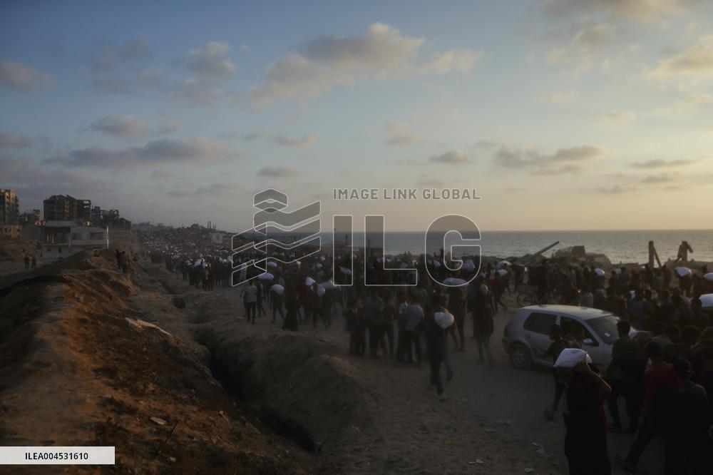 Flour Aid Reaches Gaza Residents